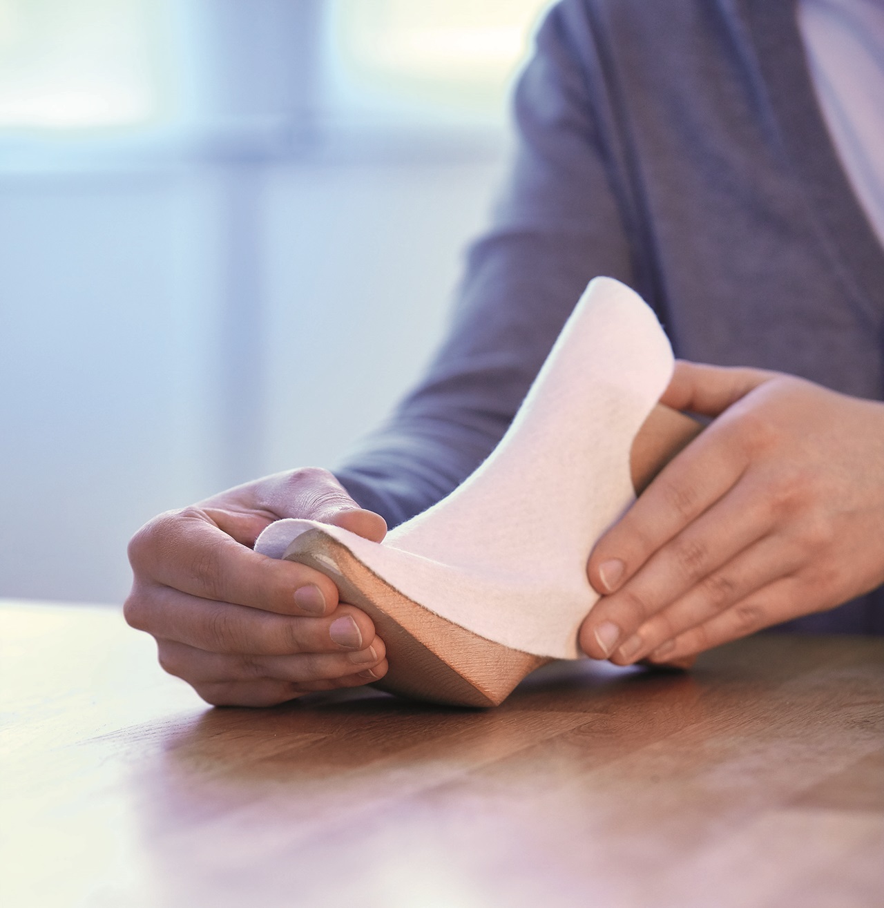 Das erste Walkfutter aus Vliesstoff von Freudenberg vereint hohe irreversible Verformbarkeit und Formbeständigkeit mit Flexibilität und weichem Materialcharakter in optimaler Weise. 