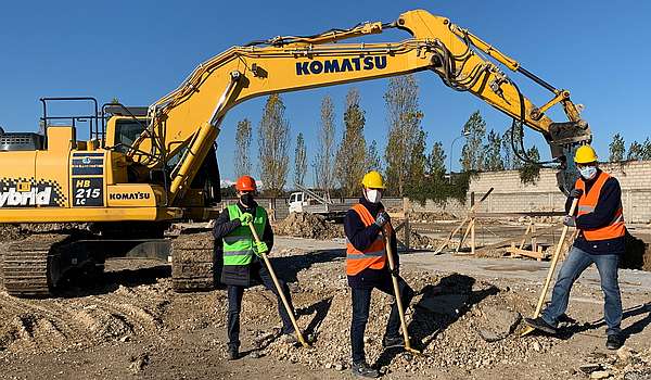 Der offizielle Spatenstich musste wegen Corona abgesagt werden. Stattdessen fanden sich projektteilnehmende Mitarbeitende des Freudenberg-Standorts in Sant ́Omero im kleinen Kreis zusammen. Von links: Ing. Pietro Traini, Bauingenieur, Dr. Bruno Brandozzi, Manager HSE und Compliance, und Dr. Christian Cavaletti, Operations Manager am Standort Sant ́Omero.