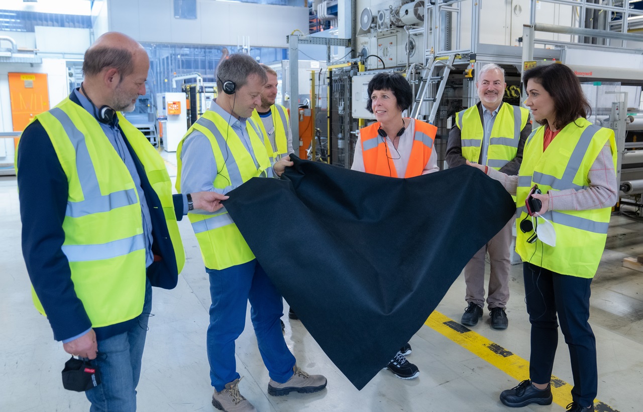 From left: Dr. Manfred Schuckert, Daimler Truck, Adam Mutwil, BMDV, Peter Kasten, Öko-Institut, Dr. Silke Wagener, Freudenberg, Michael Leibrandt, BMWK, and Chair of the National Hydrogen Council, Katherina Reiche, Westenergie.