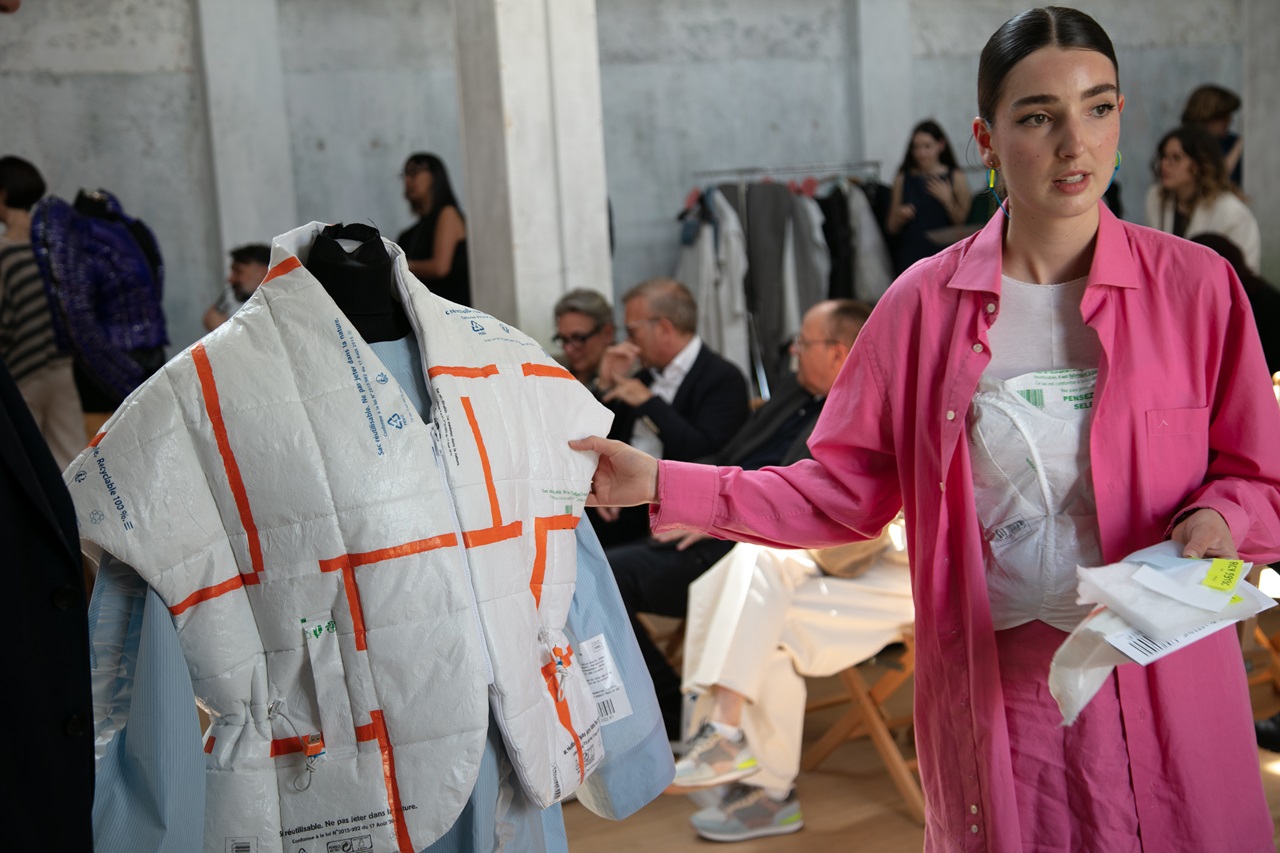 Judith Marquant von der Modeschule Esmod in Paris während der Präsentation ihres ausgezeichneten Designs.
